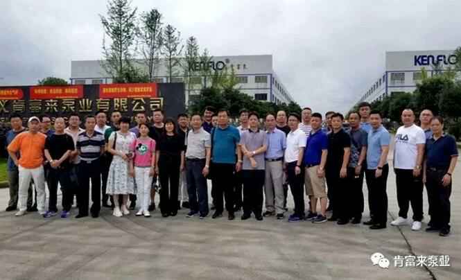 与会人员在遵义半岛官方端网站登录入口-半岛(中国)有限公司大门口合影留念